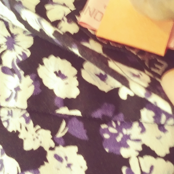 Beautiful Flowered Express Pencil Skirt - Picture 4 of 7